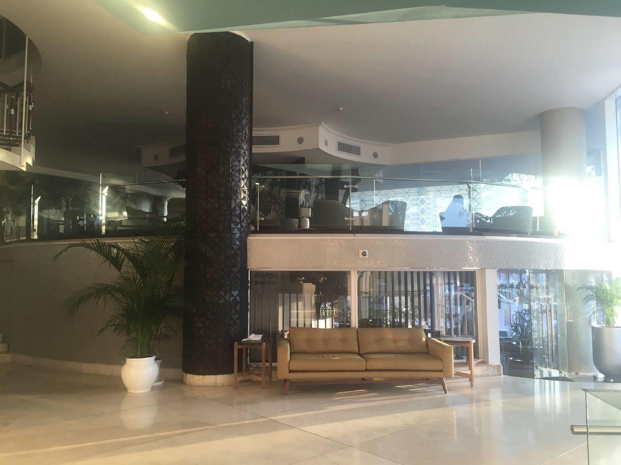 Blue Waters Hotel Дърбан Екстериор снимка "The building is a modern structure that is located in the city of Tunis."